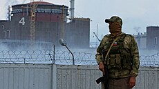 Voják v areálu Záporoské jaderné elektrárny (1. kvtna 2022)