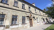 Bývalý kláter Milosrdných bratí s kostelem sv. Jana Nepomuckého v Prostjov je u adu let oputný a chátrá.