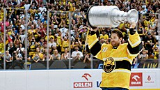 Pavel Francouz pozdravil litvínovské fandy replikou Stanley Cupu, který vyhrál...
