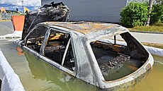 Auto hasiči odvezli na stanici v Plzni-Košutce, kde ho ponořili do kontejneru s... Auto hasiči odvezli na stanici v Plzni-Košutce, kde ho ponořili do kontejneru s...
