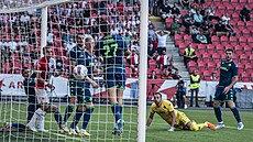 Balon v síti Panathinaikosu Atény aneb pohled na první gól Slavie v duelu 3.... Balon v síti Panathinaikosu Atény aneb pohled na první gól Slavie v duelu 3....