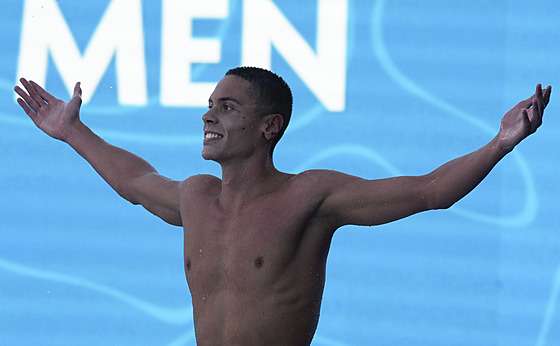 Rumunský plavec David Popovici pekonal svtový rekord ve finálovém závod na...