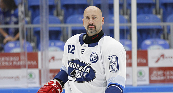 Bývalý hokejový útoník Tomá Divíek se pedstavil v benefiním utkání dvou...