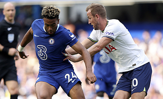 Obránce Chelsea Reece James v souboji s útoníkem Tottenhamu Harry Kanem bhem...