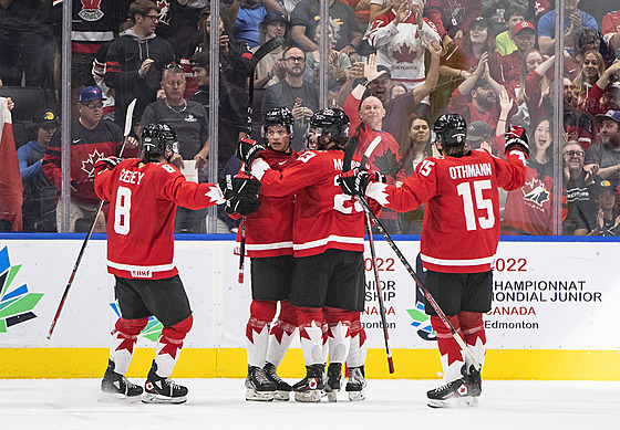 Hokejisté Kanady oslavují vstelený gól proti esku.