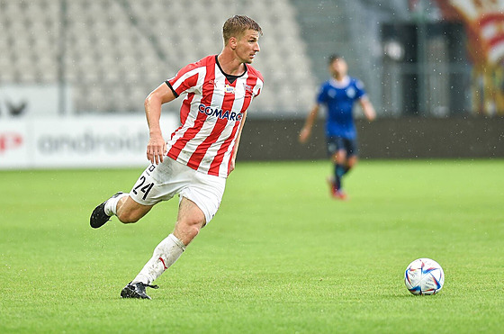 Obránce Jakub Jugas naíná druhou sezonu v polském Krakov.