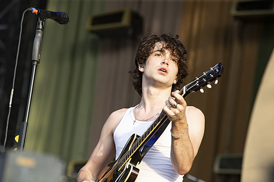 Elijah Hewson, zpěvák a kytarista kapely Inhaler na koncertě Arctic Monkeys na... Elijah Hewson, zpěvák a kytarista kapely Inhaler na koncertě Arctic Monkeys na...