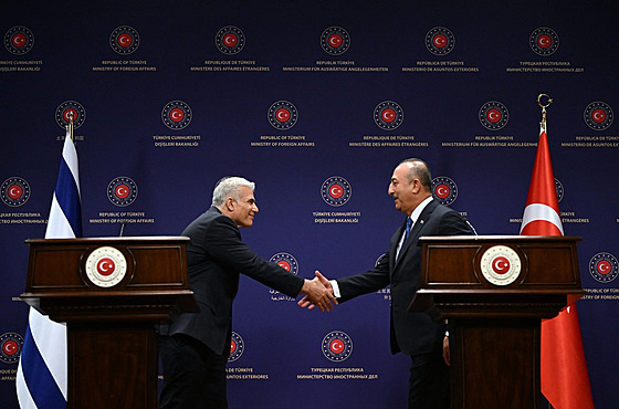 Úadující izraelský premiér Jair Lapid (vlevo) a turecký ministr zahranií...