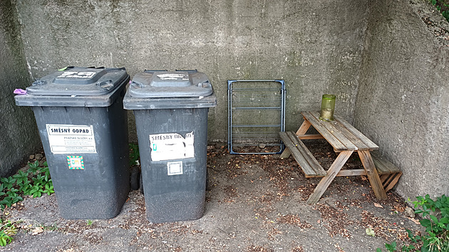 <p>Autentické zákoutí u popelnic, Praha 5 - Košíře.</p>