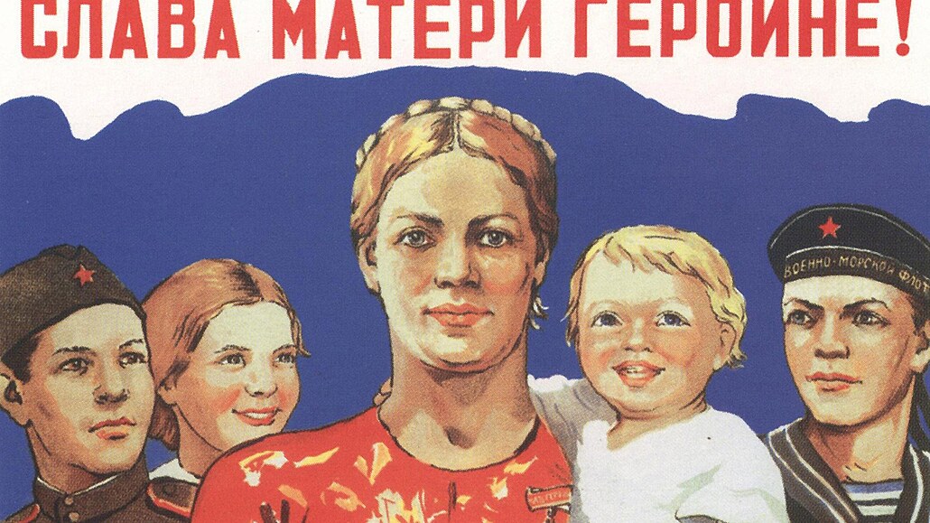 Sláva Matce Hrdince! Dobový sovtský plakát oslavující eny, které pivedly na...