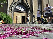 Po dobu restaurování jsou vstupní dveře chrámu sv. Mikuláše a Alžběty nahrazeny. Po dobu restaurování jsou vstupní dveře chrámu sv. Mikuláše a Alžběty nahrazeny.
