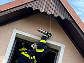 u V horkých letních dnech stále častěji vyjíždějí hasiči k likvidaci vosích... u V horkých letních dnech stále častěji vyjíždějí hasiči k likvidaci vosích...