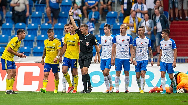 Jan Siln ze Zlna (vlevo) dostal v utkn proti Banku Ostrava ervenou kartu.