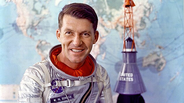 "Wally" Schirra vedle modelu kabiny Mercury "Wally" Schirra vedle modelu kabiny Mercury