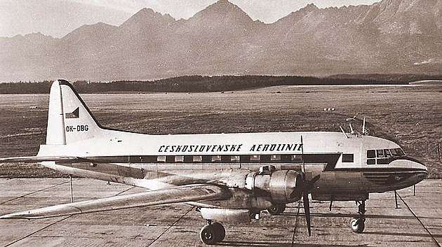 Iljuin Il-12 na letiti Poprad-Tatry. Letadlo je na stojnce. Vzletov a pistvac drha je vidt o kus dl, v t dob byla travnat.