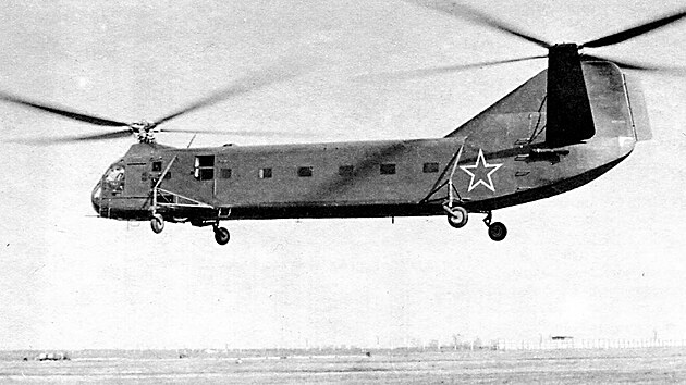 Prvn prototyp Jak-24 s ocasnmi plochami do V