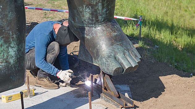 Sve pipevuje sochu svatho Krytofa k podstavci u dlnice d35 u Olomouce.