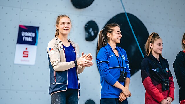 esk lezkyn Elika Adamovsk (vlevo) na startu finle obtnosti na mistrovstv Evropy v Mnichov