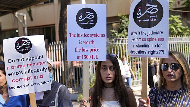 Protestujc se zmrazenmi bankovnmi vklady dr transparenty ped soudn budovou v Libanonu bhem protestu poadujcho proputn Basma ajcha Husajna, kter minul tden drel rukojm v bance. (15. srpna 2022)