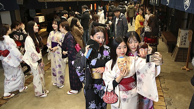 Ještě před koronavirem si Asiatky navštěvující Japonsko rády půjčovaly tradiční... Ještě před koronavirem si Asiatky navštěvující Japonsko rády půjčovaly tradiční...