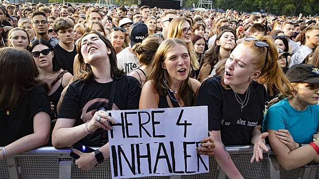 Fanynky Inhaler na koncert Arctic Monkeys na Vstaviti v Praze, 18. 8. 2022