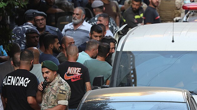 Ozbrojen Libanonec, jen pepadl banku, nastupuje do auta. Poadoval penze, kter si v n sm uloil. Ped bankou se shromdil dav, nkte mu fand. (11. srpna 2022)