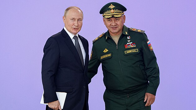 Rusk prezident Vladimir Putin se svm ministrem obrany Sergejem ojguem (15. srpna 2022)