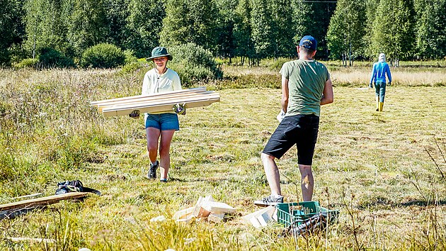 Na msto bylo teba donst destky devnch lat, kter dobrovolnci vyuili na stavbu hrz zadrujcch vodu v raeliniti.