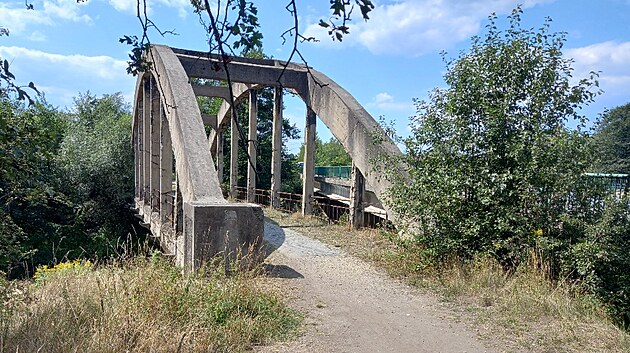 Obloukový železobetonový most v Sokolově