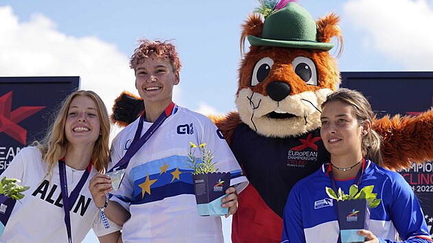 Mistryn Evropy Iveta Miculyov (uprosted) na stupnch vtz se stbrnou Nmkou Kim Leou Mllerovou (vlevo) a bronzovou Francouzkou Laury Perezovou.