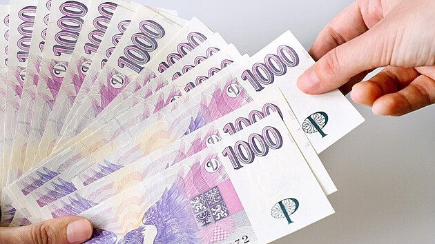 V lednu vyrazíte na týdenní dovolenou na horách, v srpnu zase k moři. Obě jsou stejně dlouhé, na výplatnici se ale objeví dvě naprosto rozdílné částky. Může za to výpočet náhrady mzdy za dovolenou, který zohledňuje i odměny a příplatky. Jak výpočet funguje a kdy se vám dovolená vyplatí nejvíc? V lednu vyrazíte na týdenní dovolenou na horách, v srpnu zase k moři. Obě jsou stejně dlouhé, na výplatnici se ale objeví dvě naprosto rozdílné částky. Může za to výpočet náhrady mzdy za dovolenou, který zohledňuje i odměny a příplatky. Jak výpočet funguje a kdy se vám dovolená vyplatí nejvíc?