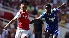 Útoník Arsenalu Gabriel Jesus v souboji s Wilfredem Ndidim z  Leicesteru City...