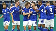 Alex Král v dresu Schalke slaví gól spoluhráe Rodriga Zalazara proti Borussii...