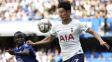 Útoník Tottenhamu Son Heung-min a záloník Chelsea N'Golo Kante v zápase...
