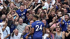 Obránce Chelsea Reece James slaví gól proti Tottenhamu v zápase anglické...