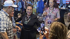 Kandidátka Harriet Hagemanová hovoí se svými píznivci. (16. srpna 2022)