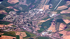 Letecký pohled na Poprad a blízké okolí. Vpravo nahoe je letit. (2013)