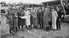 Zastávka na letiti v Berlín. Zleva kpt. Josef Hamík (1), kpt. Vladislav...