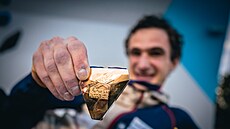 eský lezec Adam Ondra se chlubí zlatou medailí z mistrovství Evropy za...
