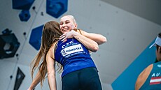 eská lezkyn Elika Adamovská gratuluje k vítzství v olympijské kombinaci na...
