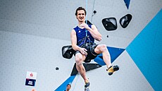 eský lezec Adam Ondra padá ze stny bhem závodu v kombinaci na mistrovství...