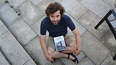 Filmov historik Jan vbenick se svou knihou o italskch westernech.