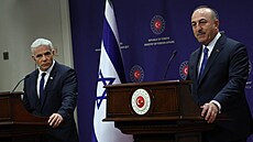 Úadující izraelský premiér Jair Lapid (vlevo) a turecký ministr zahranií...