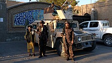Zadarmo. Tálibánci před US Army vozidlem Hummer Zadarmo. Tálibánci před US Army vozidlem Hummer