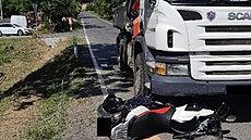 Motorkáře musel po střetu s náklaďákem převážet do nemocnice vrtulník. Motorkáře musel po střetu s náklaďákem převážet do nemocnice vrtulník.