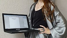 Obchodní ředitelka společnosti Bitblaze ukazuje nový ruský notebook Titan BM15. Obchodní ředitelka společnosti Bitblaze ukazuje nový ruský notebook Titan BM15.