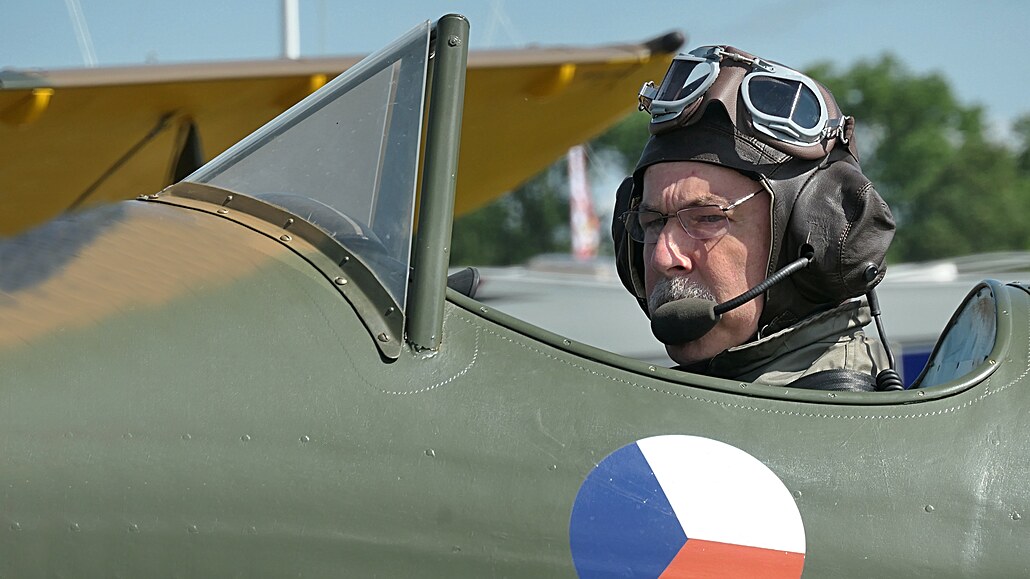 Testovací pilot Dan Griffith v kokpitu letounu Miles Magister