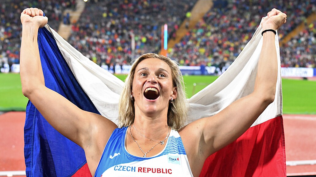 eská otpaka Barbora potáková se raduje ze zisku bronzové medaile.