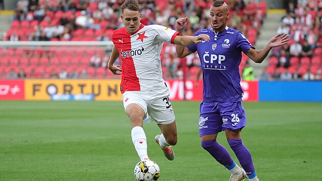 Slávista Matěj Jurásek (vlevo) prochází s míčem okolo Dominika Kostky z Pardubic.