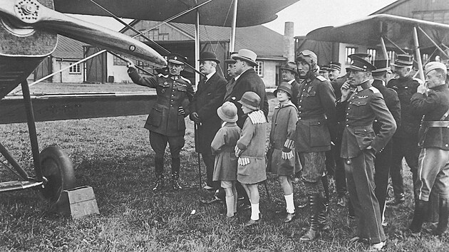 Vilm Stanovsk popisuje eskoslovensk letoun Aero A-11, s kuklou je Josef Hamk, s cigaretou Karel Mare.
